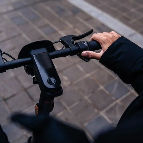 NIU - KQi3 Pro Foldable Electric Kick Scooter w/ 31 mi Max Operating Range & 20 mph Max Speed - Black -  K3P31EB1A11