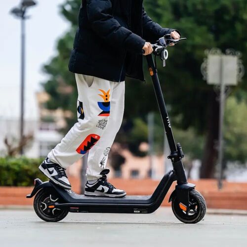 NIU - KQi3 Pro Foldable Electric Kick Scooter w/ 31 mi Max Operating Range & 20 mph Max Speed - Black -  K3P31EB1A11