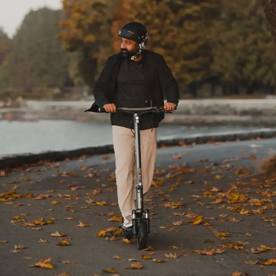 Apollo - Air 2024 Premium Electric Scooter w/43 mi Max Range & 21 mph Max Speed - Space Gray - Excellent Condition