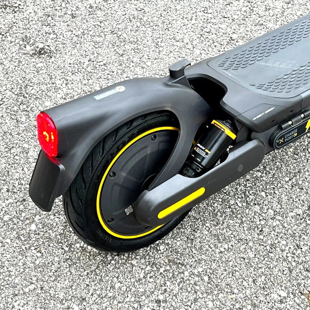 Segway - Max G2 Electric Kick Scooter Foldable w/ 43 Mile Range and 22 MPH Max Speed - Black - Good Condition