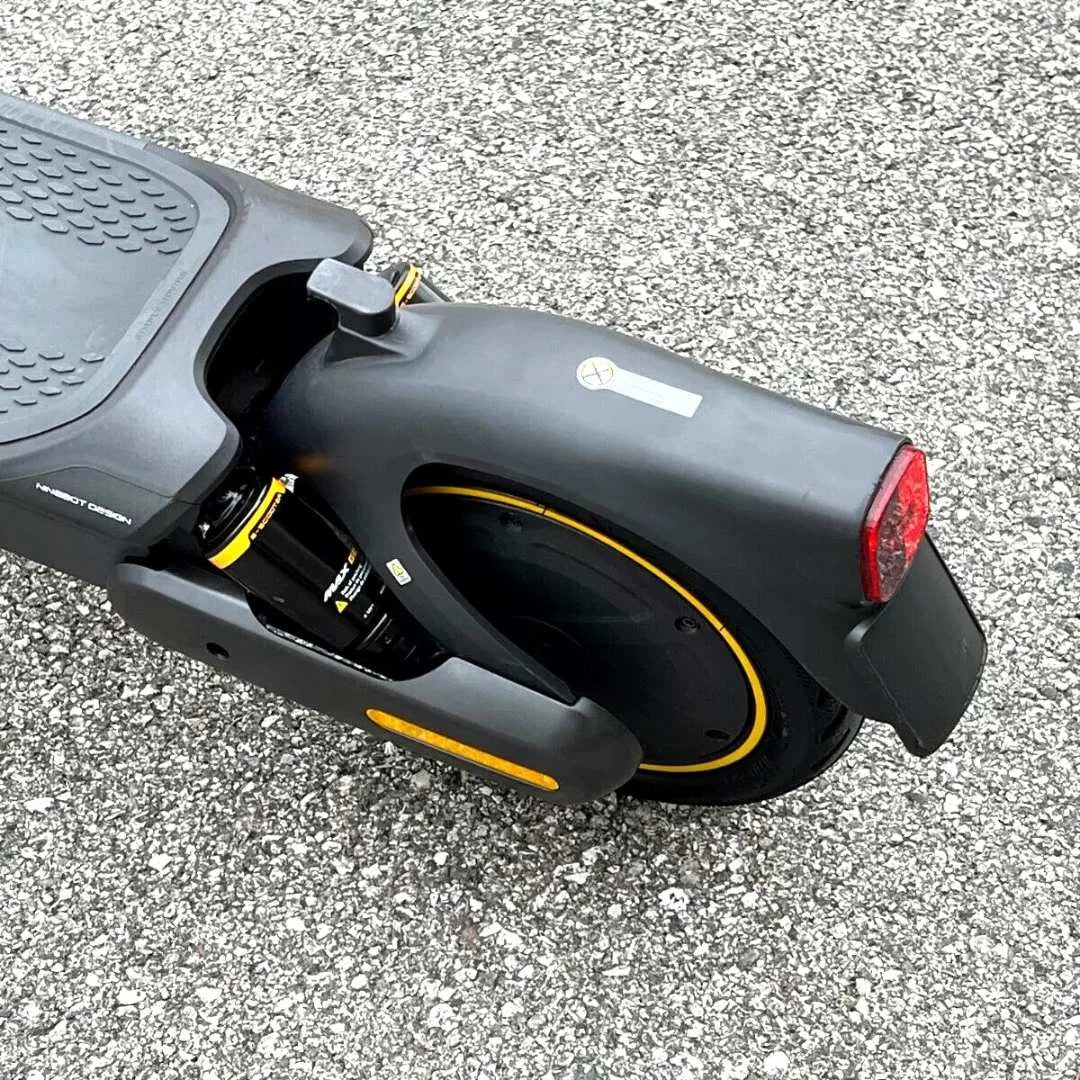 Segway - Max G2 Electric Kick Scooter Foldable w/ 43 Mile Range and 22 MPH Max Speed - Black - Good Condition